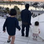 管理人Shinと2人の子供の後ろ姿